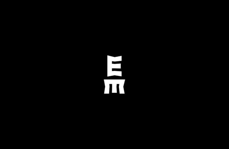 Logo minimaliste en noir et blanc avec lettrage stylisé, créé par l'agence de branding Comhit Paris pour un projet visuel.