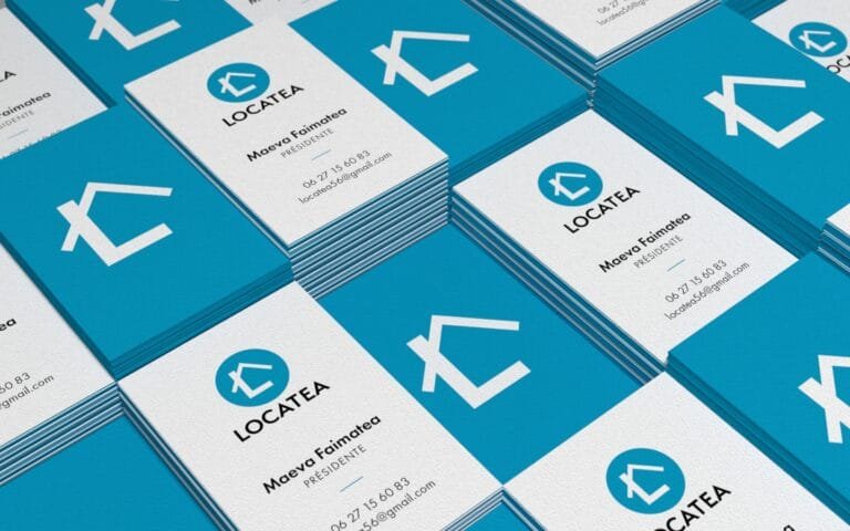 Cartes de visite design par Comhit, agence de branding à Paris, avec logo bleu et blanc, pour une communication visuelle moderne.