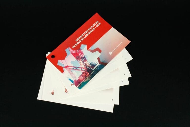 Brochure de démolition de grue par Comhit, agence de branding à Paris. Design graphique et communication visuelle.