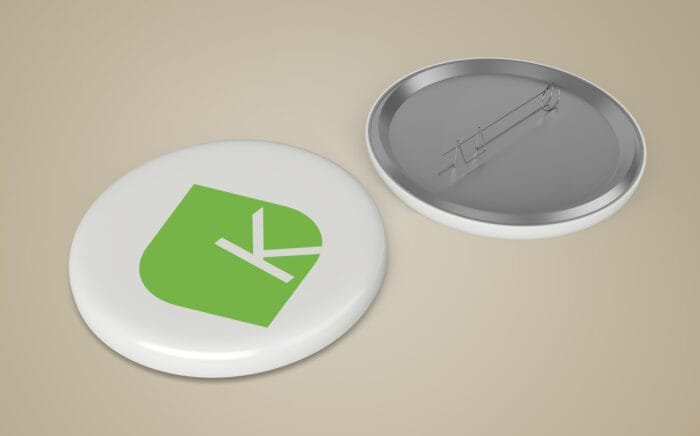 Broche personalizado con un moderno logotipo verde diseñado por Comhit, una agencia de branding de París.