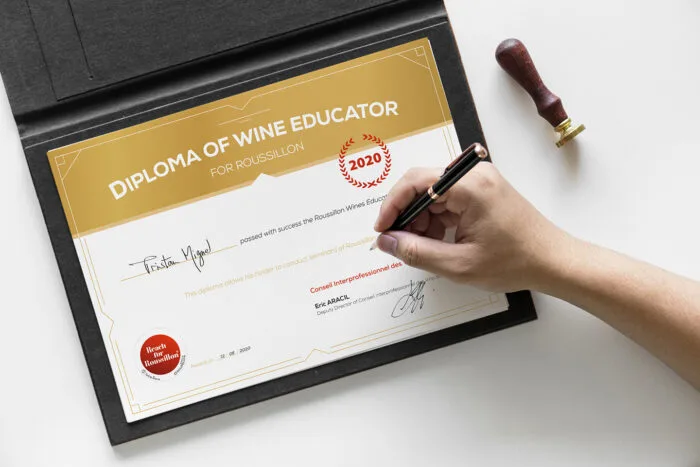 Certificat de formateur en vin, design par Comhit, agence de branding parisienne. Élégance et professionnalisme garantis.