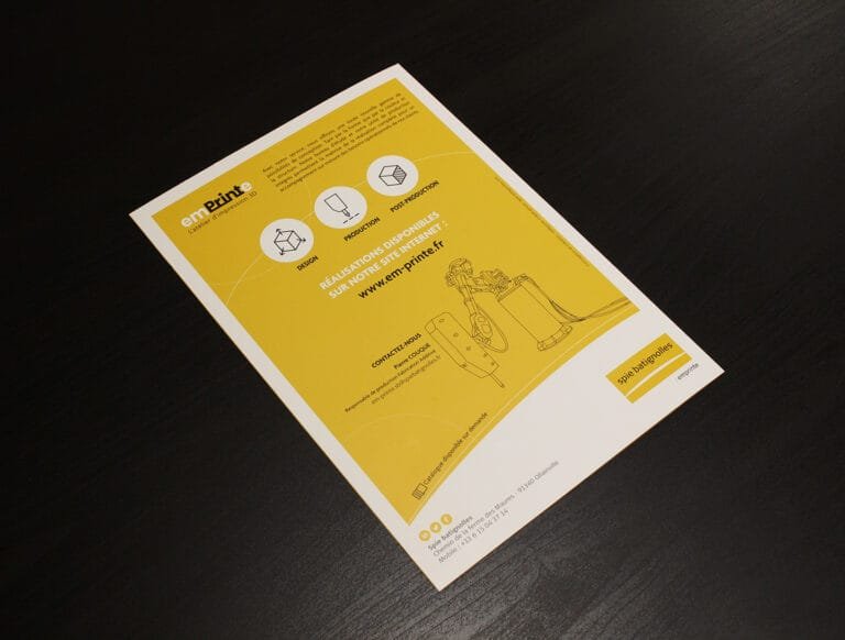 Plaquette de branding avec fond jaune, conçue par Comhit à Paris, pour promouvoir des services de design et impression 3D.