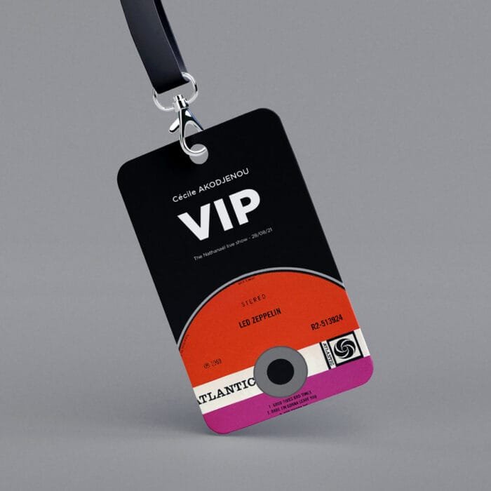 Badge VIP avec design moderne, réalisé par l'agence de branding Comhit à Paris, pour un événement exclusif.