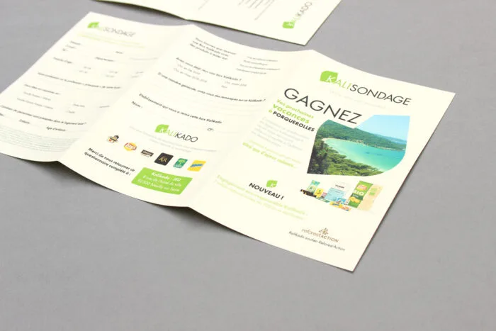 Folleto iluminado de Comhit para Kalikado, que incorpora un diseño moderno y una atractiva comunicación visual.