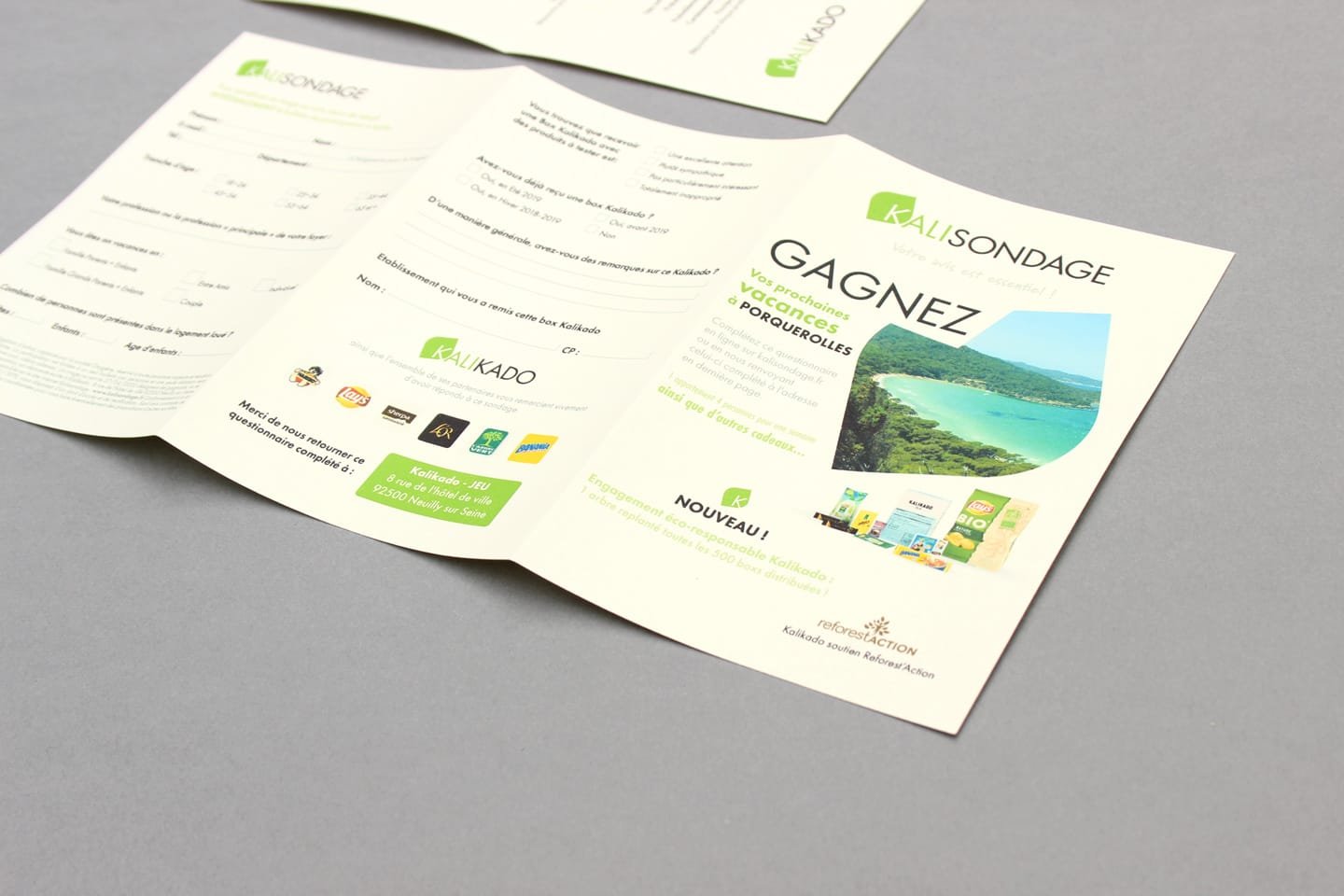 Comhit's illuminated brochure for Kalikado, incorporating modern design and attractive visual communication.
