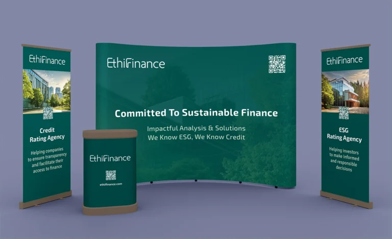 Stand d'exposition financier vert avec bannière, branding et graphisme pour EthiFinance par Comhit, agence de Paris.