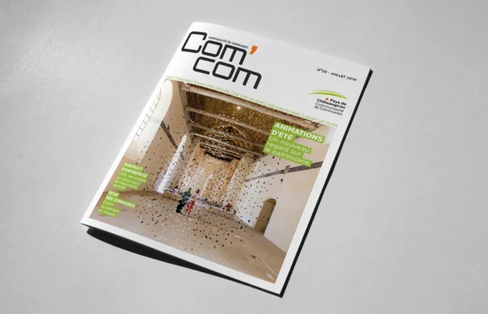 Revista con un moderno diseño de portada realizado por Comhit, una agencia de branding de París, que destaca los eventos del verano.