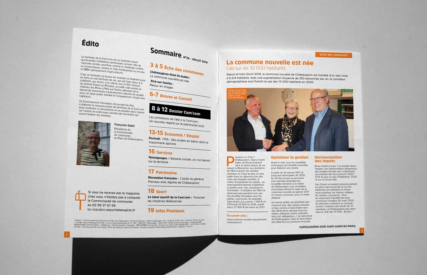 Magazine ouvert avec une mise en page moderne pour une communication visuelle efficace par Comhit, agence de branding à Paris.