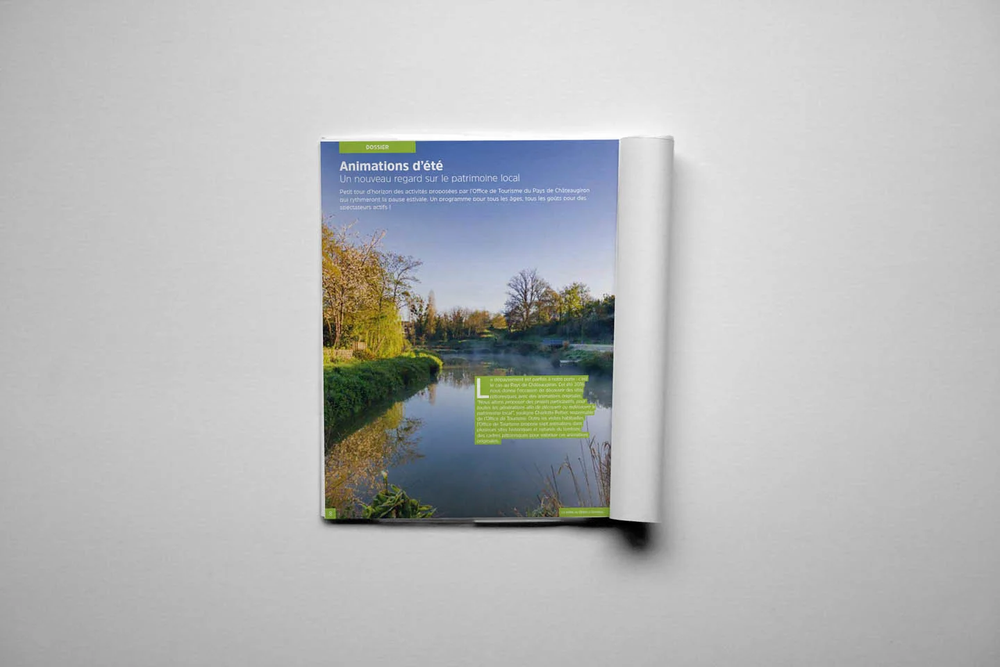 Conception de magazine par Comhit, agence de branding à Paris, illustrant le patrimoine local avec une mise en page attrayante.