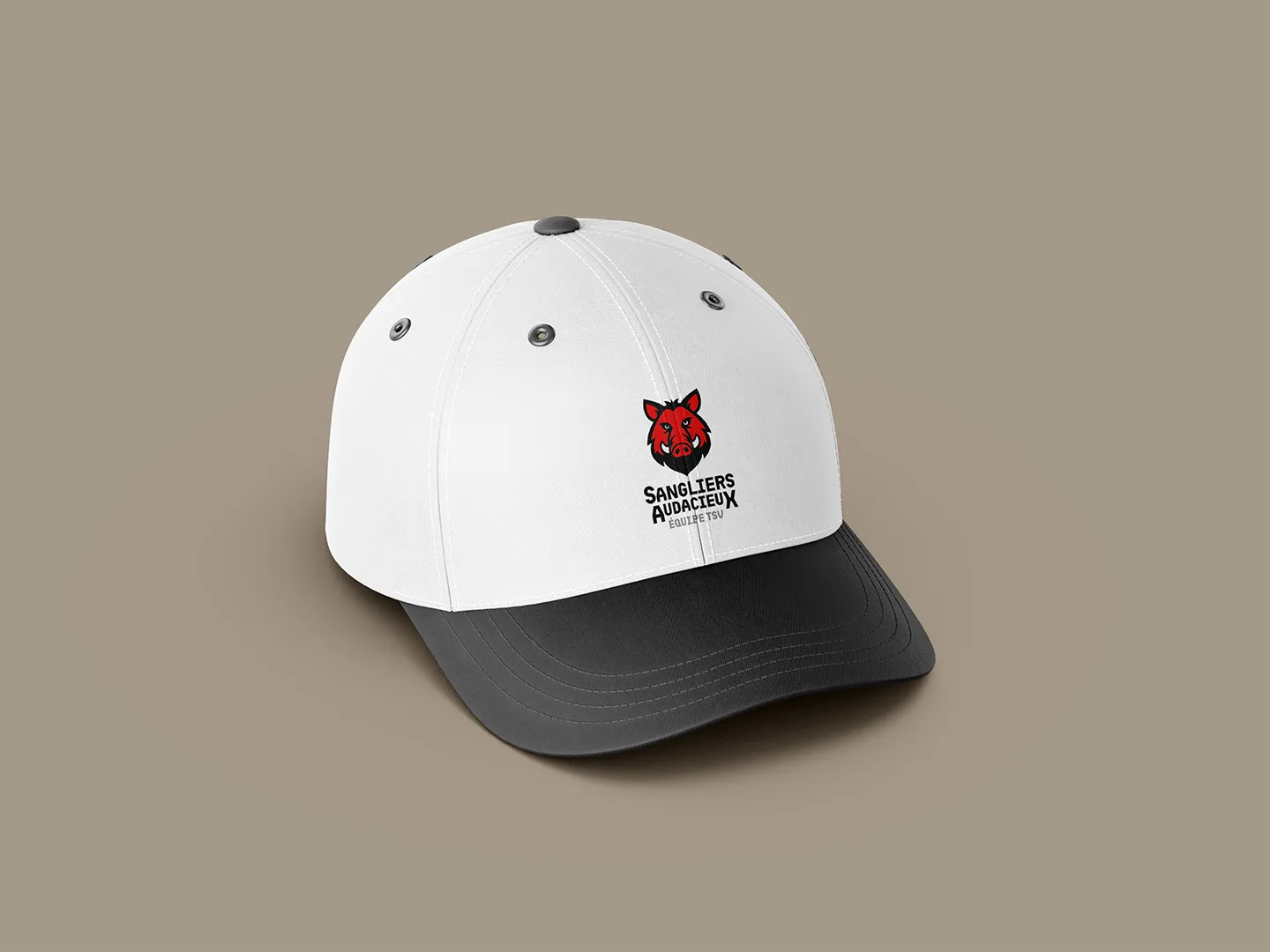 Casquette blanche personnalisée avec logo sanglier, conçue par l'agence de branding Comhit à Paris pour un projet d'équipe.