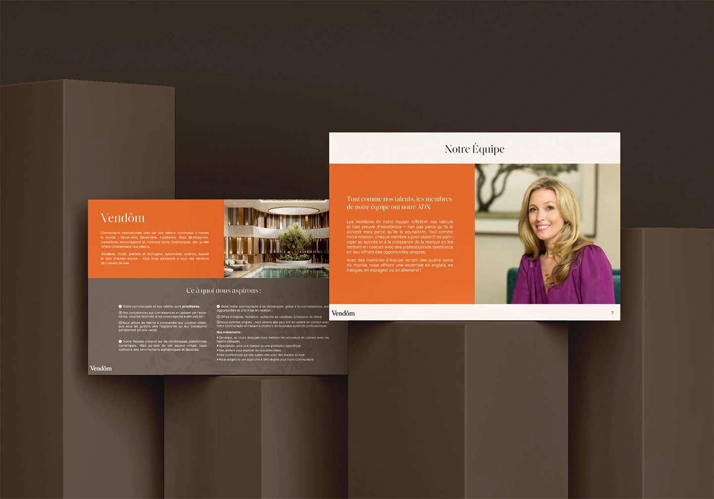 Design d'une présentation élégante pour l'agence de branding Comhit à Paris, mettant en valeur l'identité visuelle.