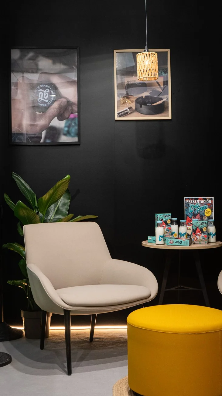 Espace de stand professionnel avec fauteuil, produits et signalétique murale