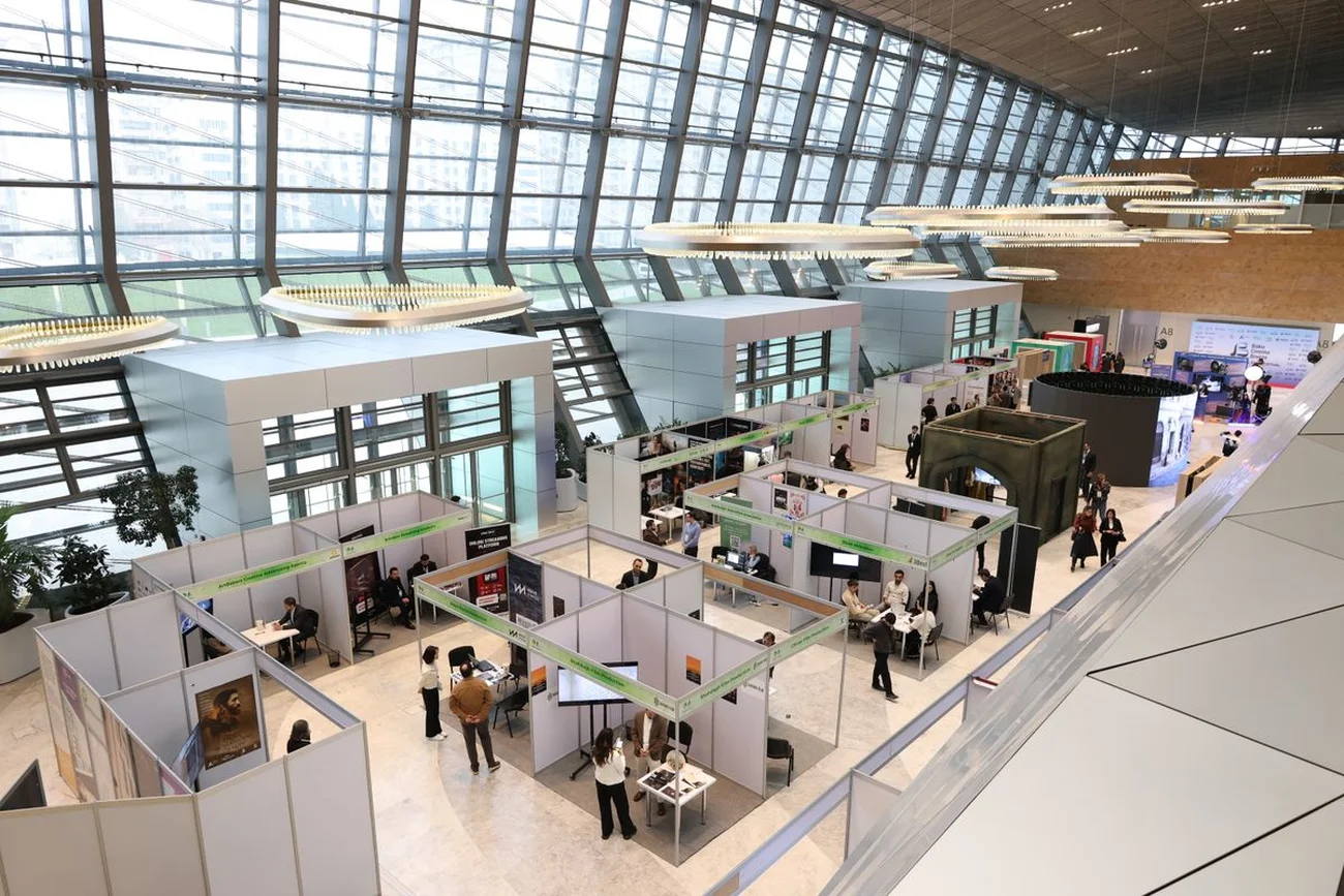 Vue d’ensemble d’un salon professionnel avec stands et visiteurs